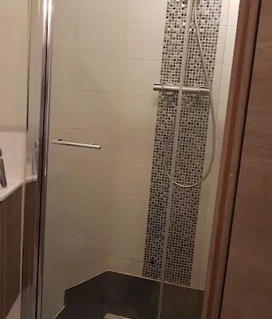 La Chambre De Leonie
